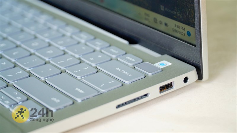 Cạnh phải của Dell Inspiron 5430 2023 Cạnh phải của Dell Inspiron 5430 2023
