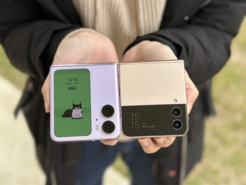 Hầu hết các smartphone gập vỏ sò trên thị trường hiện nay đều có màn hình phụ. Nguồn: TechNews. Hầu hết các smartphone gập vỏ sò trên thị trường hiện nay đều có màn hình phụ. Nguồn: TechNews.