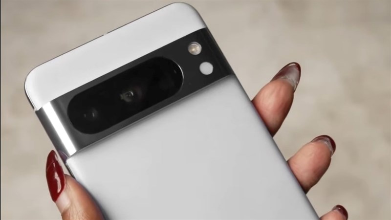 Pixel 8 Pro lộ video trên tay thực tế, có cảm biến đo thân nhiệt xịn sò