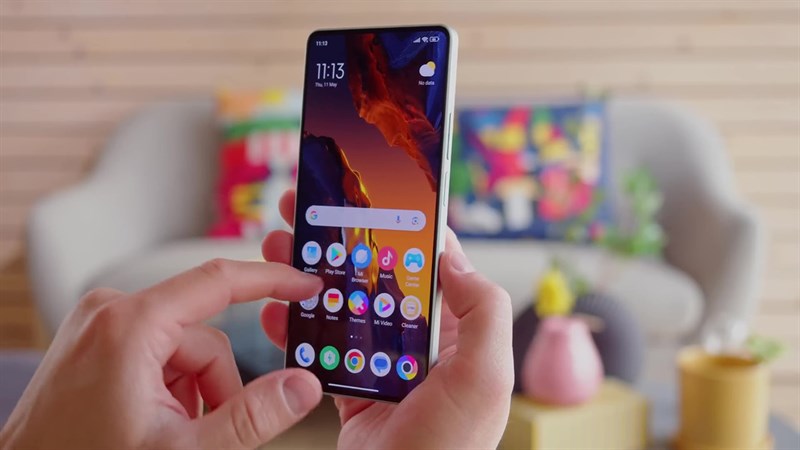 Điện thoại được cung cấp trong hai tùy chọn bộ nhớ là 8 GB/256 GB và 12 GB/256 GB. Điện thoại được cung cấp trong hai tùy chọn bộ nhớ là 8 GB/256 GB và 12 GB/256 GB.
