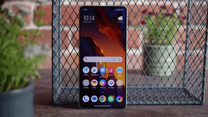 Mặt trước của POCO F5. Mặt trước của POCO F5.