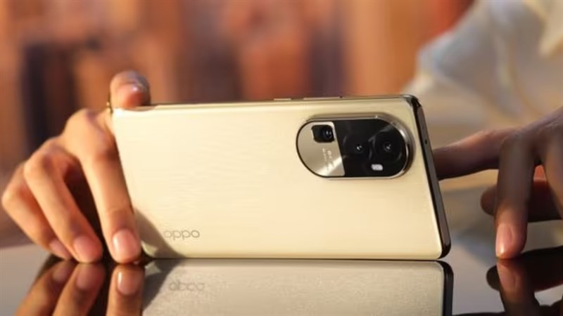 OPPO Reno10 đã mang trên mình một tổng thể mềm mại, quyến rũ hơn với các góc, cạnh bo tròn và hai mặt kính cong.