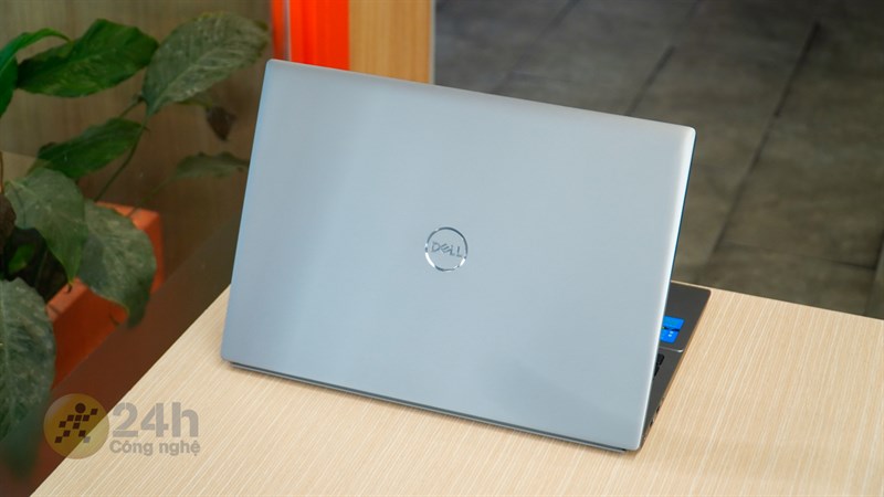 Phần mặt lưng của Dell Vostro 5630 được thiết kế vuông vắn, đơn giản Phần mặt lưng của Dell Vostro 5630 được thiết kế vuông vắn, đơn giản