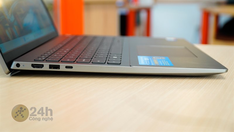 Cạnh trái của Dell Vostro 5630 với cổng sạc, cổng HDMI, cổng USB 3.2 và cổng USB Type-C Thunderbolt 4 Cạnh trái của Dell Vostro 5630 với cổng sạc, cổng HDMI, cổng USB 3.2 và cổng USB Type-C Thunderbolt 4