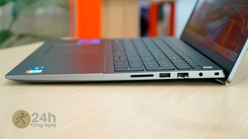 jack tai nghe 3.5, cổng USB 3.2, cổng mạng LAN và khe đọc thẻ nhớ SD jack tai nghe 3.5, cổng USB 3.2, cổng mạng LAN và khe đọc thẻ nhớ SD