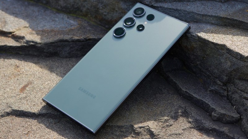 Một quan chức Ấn Độ hút 2 triệu lít nước ở hồ để tìm Galaxy S23 Ultra bị rơi Một quan chức Ấn Độ hút 2 triệu lít nước ở hồ để tìm Galaxy S23 Ultra bị rơi