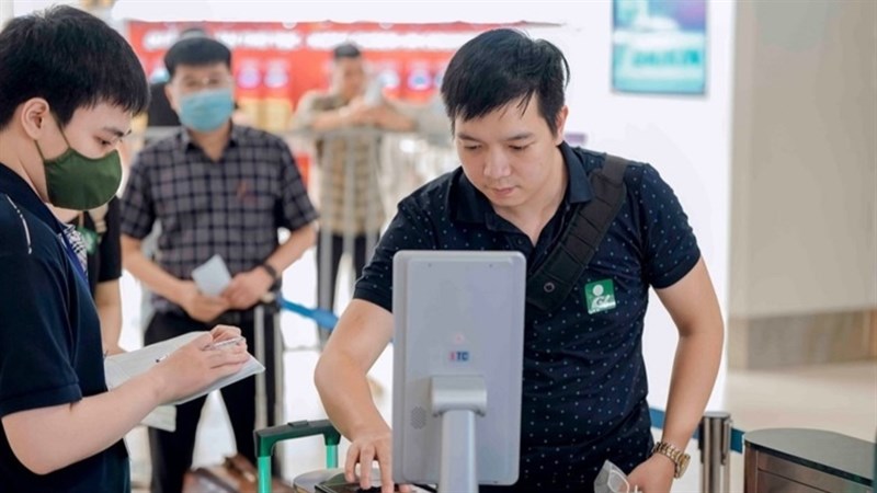 Từ ngày 1/6 sẽ tiến hành thí điểm sử dụng tài khoản định danh điện tử mức độ 2 để làm thủ tục đi máy bay Từ ngày 1/6 sẽ tiến hành thí điểm sử dụng tài khoản định danh điện tử mức độ 2 để làm thủ tục đi máy bay