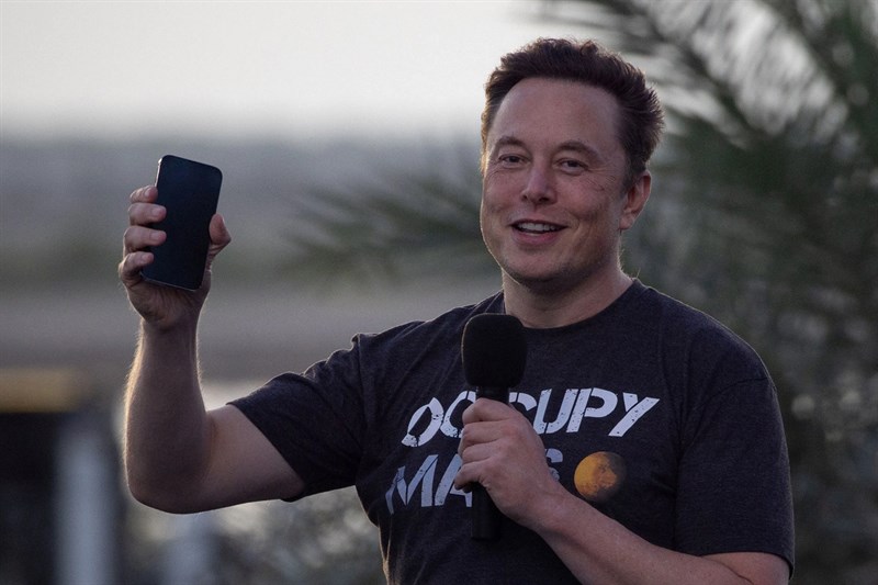 Tỷ phú Elon Musk cũng thích dùng trần chiếc iPhone của mình