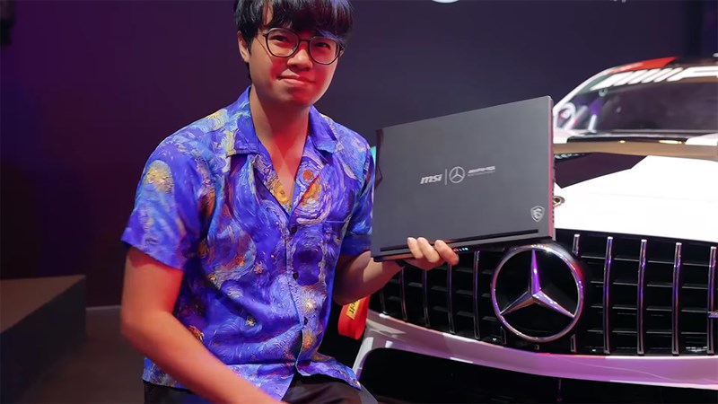 MSI Stealth 16 Mercedes-AMG còn có cân nặng hợp lý để bạn mang theo bên mình cả ngày dài