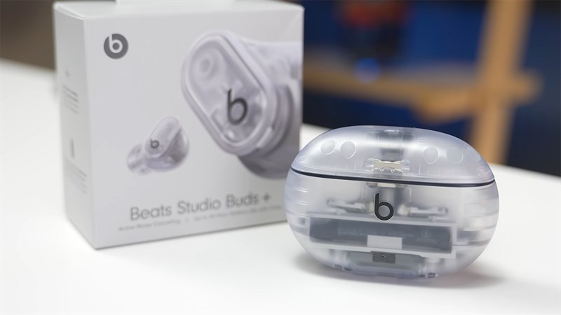 Hộp sạc Beats Studio Buds+ phiên bản trong suốt được thiết kế rất đẹp