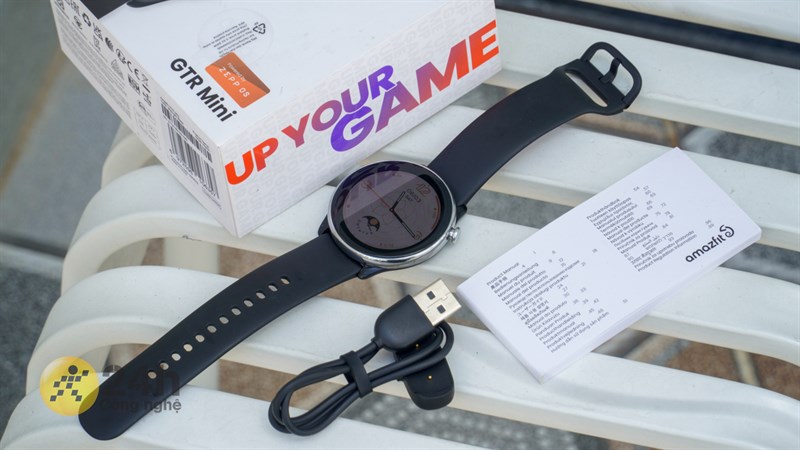 Bên trong hộp đựng của Amazfit GTR Mini chứa đầy đủ phụ kiện cần thiết