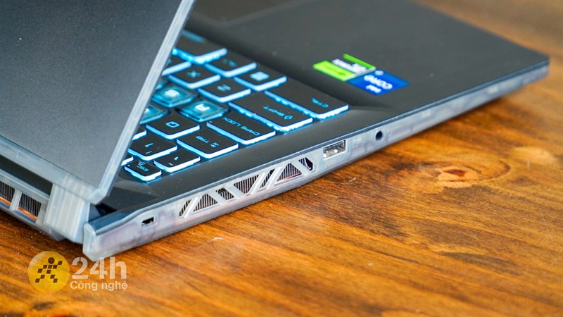 Cạnh trái của MSI Cyborg 15 A12VE Cạnh trái của MSI Cyborg 15 A12VE