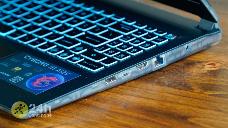 Cạnh phải của MSI Cyborg 15 A12VE Cạnh phải của MSI Cyborg 15 A12VE