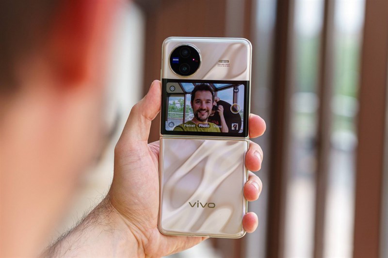 Vivo X Flip còn sở hữu hệ thống camera rất ấn tượng