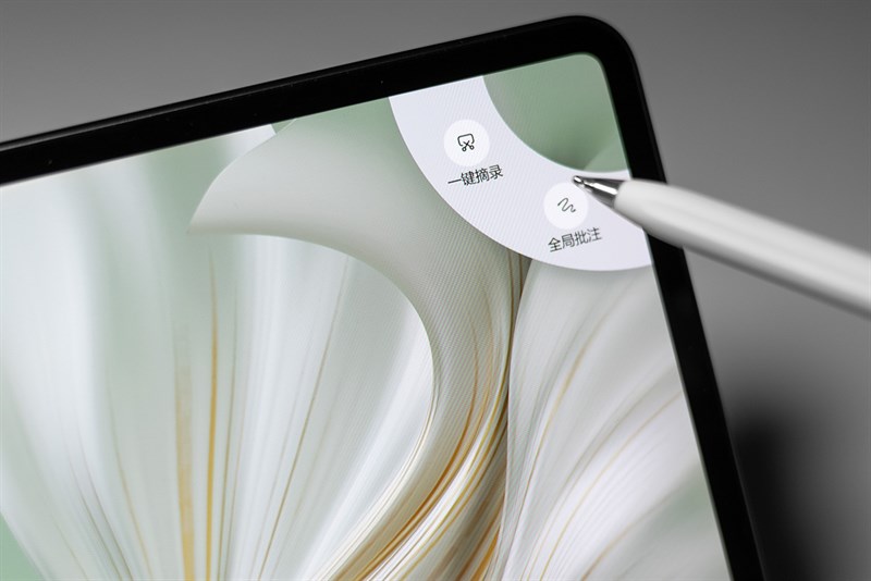 Hãng còn tặng thêm bút cảm ứng khiến trải nghiệm sử dụng Huawei MateBook E 2023 tuyệt vời hơn