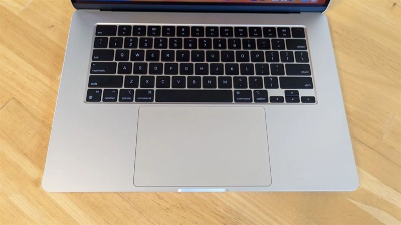 MacBook Air 15 inch được trang bị bàn phím layout 75% và một TouchPad có kích thước lớn