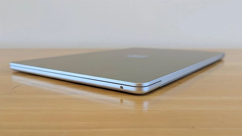 Cạnh trái của MacBook Air 15 inch với cổng tai nghe 3.5 mm