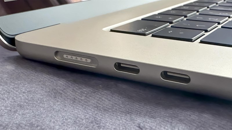 Cạnh phải của MacBook Air 15 inch với 2 cổng USB-C và cổng sạc MagSafe