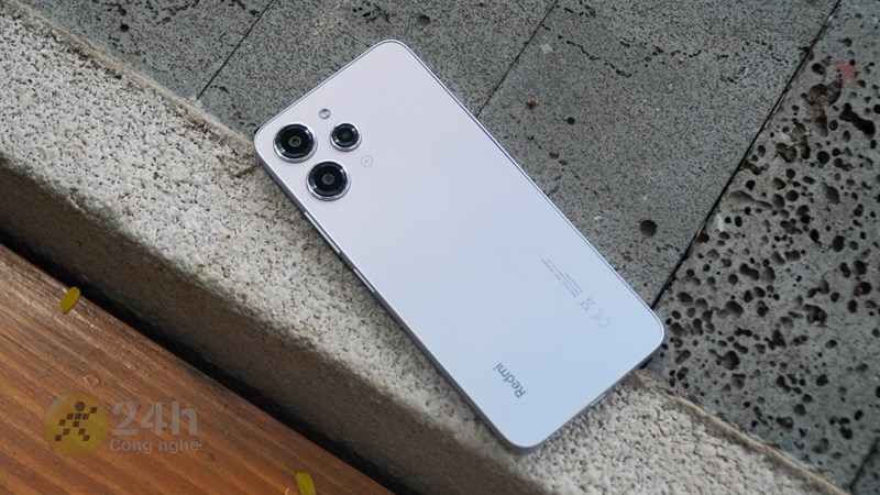 Mặt lưng Redmi 12 được thiết kế dạng bóng Mặt lưng Redmi 12 được thiết kế dạng bóng
