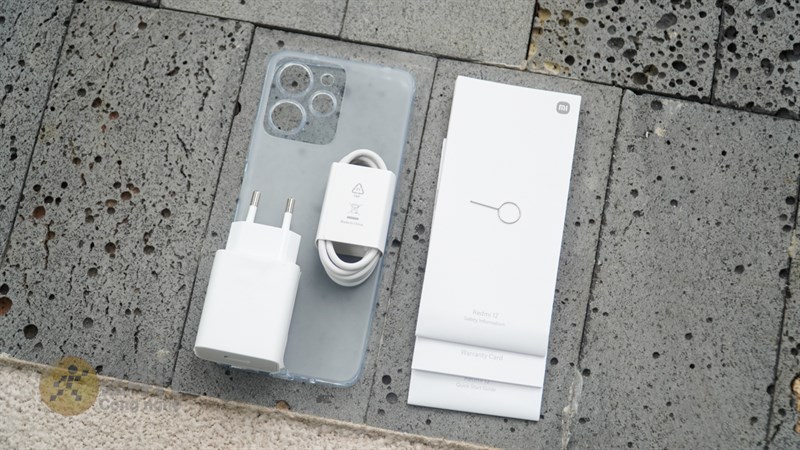 Bên trong hộp đựng Redmi 12 vẫn được trang bị thêm đầy đủ phụ kiện đi kèm Bên trong hộp đựng Redmi 12 vẫn được trang bị thêm đầy đủ phụ kiện đi kèm