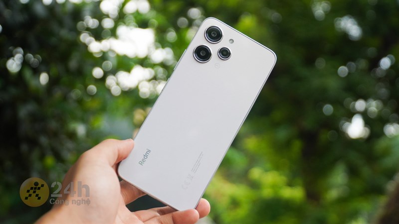 Redmi 12 vẫn có kiểu dáng thiết kế quen thuộc nhưng kích thước hơi lớn Redmi 12 vẫn có kiểu dáng thiết kế quen thuộc nhưng kích thước hơi lớn