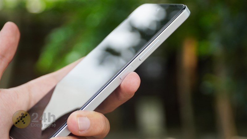 Cạnh phải của Redmi 12 chứa cổng nguồn kiêm cảm biến vân tay và cụm phím tăng giảm âm lượng Cạnh phải của Redmi 12 chứa cổng nguồn kiêm cảm biến vân tay và cụm phím tăng giảm âm lượng