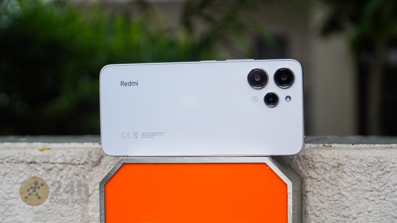 Mặt lưng Redmi 12 được thiết kế bắt mắt và tạo được cảm giác liền mạch