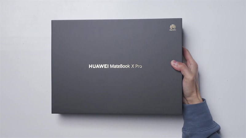 Hộp đựng của Huawei MateBook X Pro 2023 có thiết kế tối giản với tone màu đen chủ đạo.