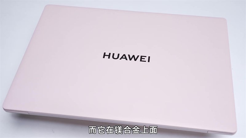 Mặt trước của thiết bị có thiết kế tối giản với điểm nhấn chính là logo Huawei bằng kim loại.