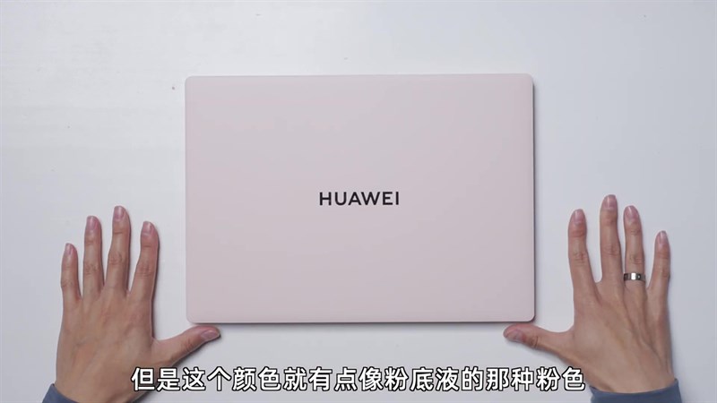 Huawei MateBook X Pro được thiết kế với vẻ đẹp tự nhiên, vừa mắt và mượt mà.