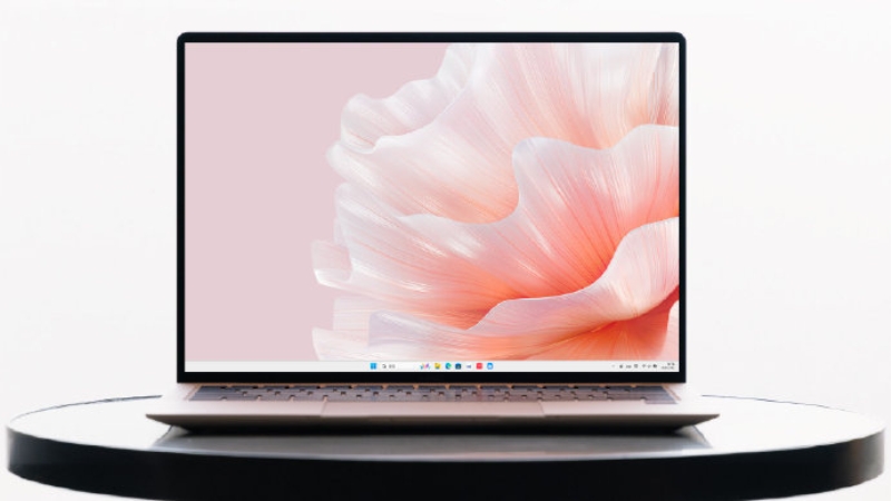 Màn hình của Huawei MateBook X Pro 2023 cũng được tối các cạnh viền rất tốt để thiết bị trở nên hài hòa với tổng thể.