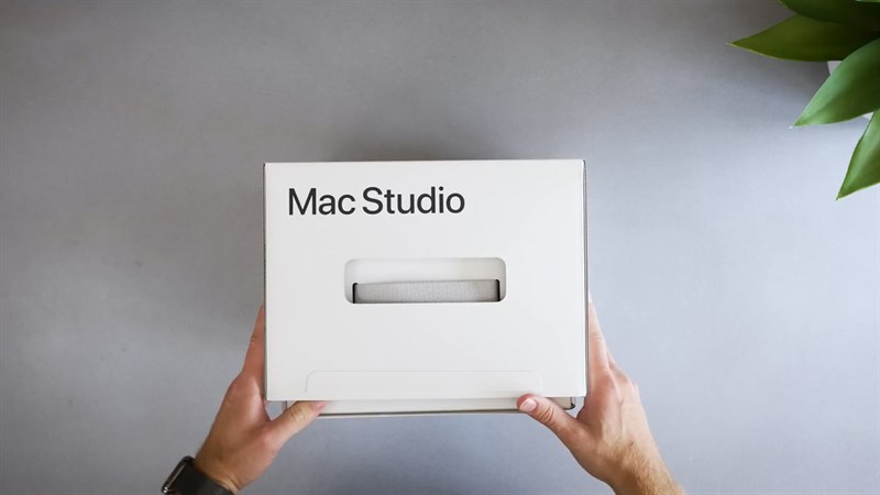 Hộp đựng của Mac Studio M2 Ultra có kích thước khá lớn