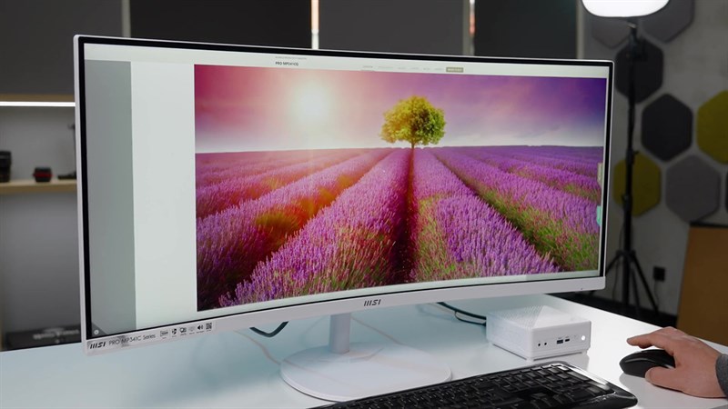 Màn hình có độ phân giải UWQHD (3.440 x 1.440 pixels) cùng tần số quét 100 Hz. Màn hình có độ phân giải UWQHD (3.440 x 1.440 pixels) cùng tần số quét 100 Hz.