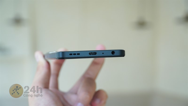 Cạnh dưới của OPPO A98 5G có cổng sạc, loa ngoài, mic thoại và cổng 3.5 mm Cạnh dưới của OPPO A98 5G có cổng sạc, loa ngoài, mic thoại và cổng 3.5 mm