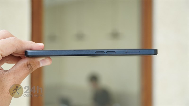 Cạnh trái của OPPO A98 5G có nút tăng/giảm âm lượng và khe đựng khay SIM Cạnh trái của OPPO A98 5G có nút tăng/giảm âm lượng và khe đựng khay SIM