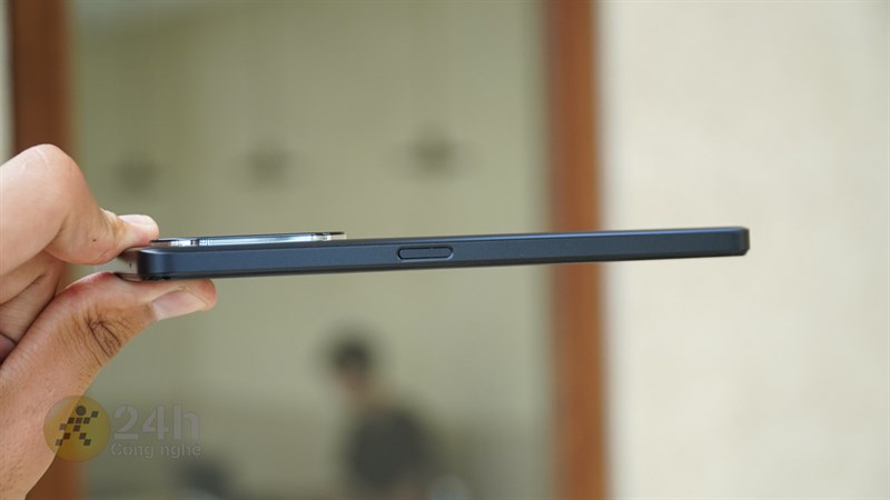 Cạnh phải của OPPO A98 5G có nút nguồn Cạnh phải của OPPO A98 5G có nút nguồn