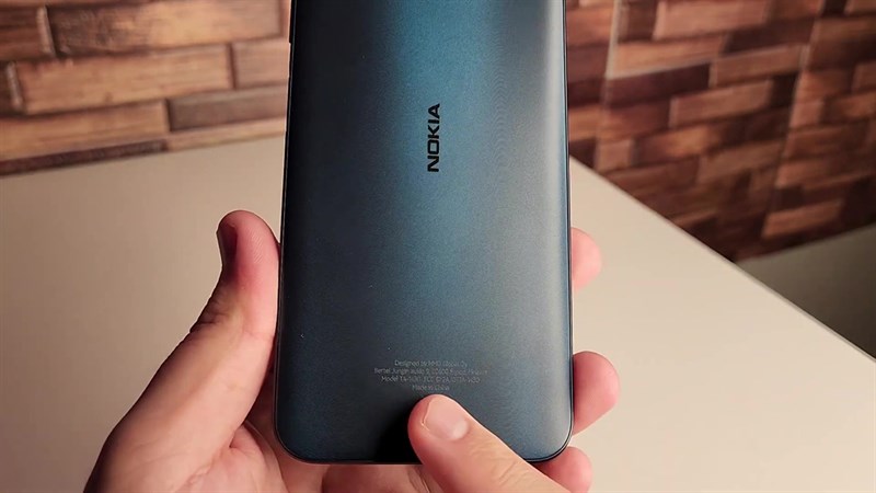 Mặt sau của Nokia G100 sử dụng chất liệu nhựa với bề mặt được hoàn thiện dạng vân sóng mềm mại, đẹp mắt.