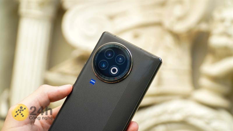 Cụm camera Vivo X Fold2 được thiết kế hài hòa với mặt lưng