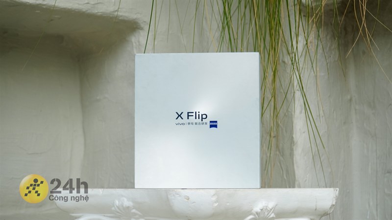 Hộp đựng của Vivo X Flip có thiết kế cực đơn giản