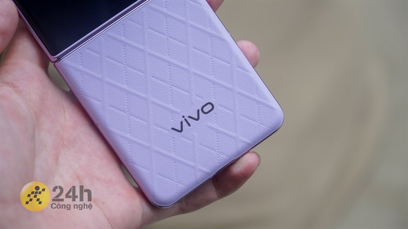 Khu vực lưng dưới của Vivo X Flip được chế tác từ da với các họa tiết ô hình thoi đẹp mắt