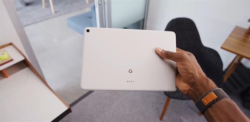 Google Pixel Tablet được hoàn thiện từ nhôm và phủ thêm lớp nano gốm để gia tăng độ bền lẫn độ bám khi cầm trên tay