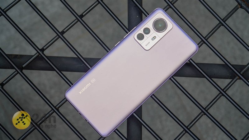 Mặt lưng của Xiaomi 12 đơn giản nhưng hiện đại Mặt lưng của Xiaomi 12 đơn giản nhưng hiện đại