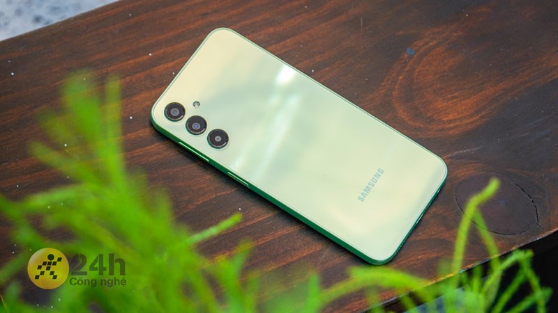 Hình ảnh render cho thấy Galaxy A25 5G sở hữu thiết kế cụm camera tương tự như Galaxy A24