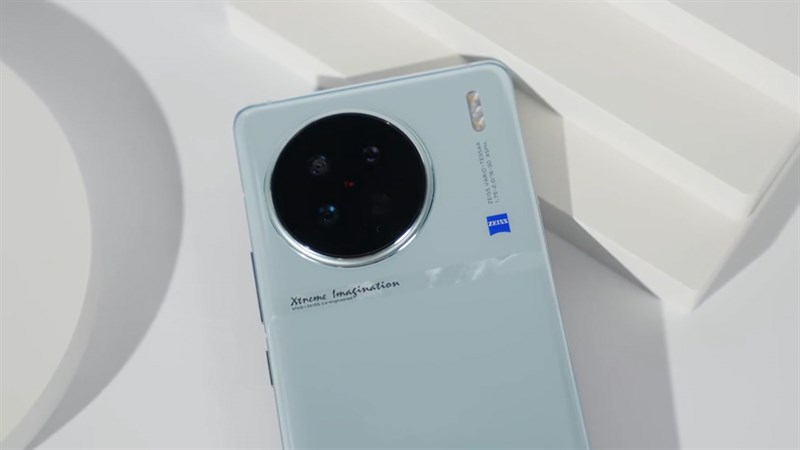 Vivo X90s được trang bị bộ ba camera Zeiss cực ấn tượng