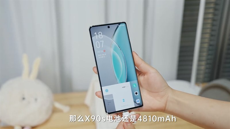 Vivo X90s được trang bị RAM 8 GB, bộ nhớ trong 256 GB và pin 4.810 mAh