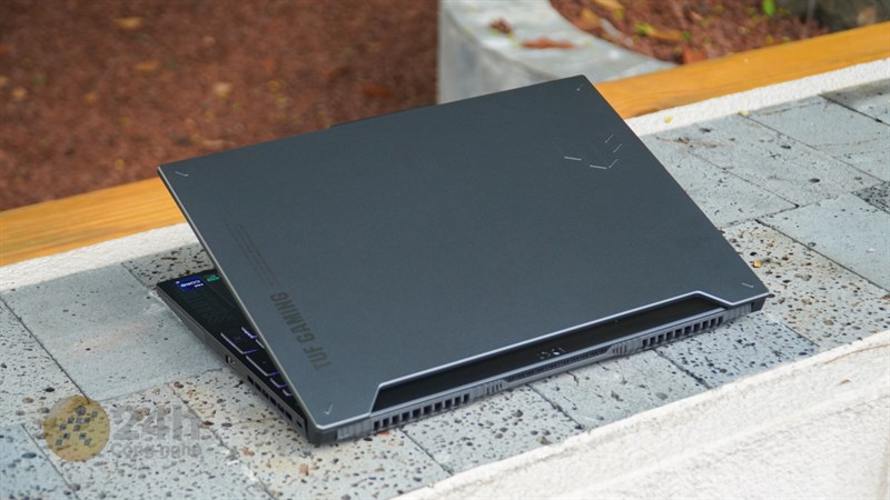 ASUS TUF F15 FX507VV4 không quá nặng nên mình hoàn toàn có thể mang 'chàng trai' này đi làm cả ngày dài ASUS TUF F15 FX507VV4 không quá nặng nên mình hoàn toàn có thể mang 'chàng trai' này đi làm cả ngày dài