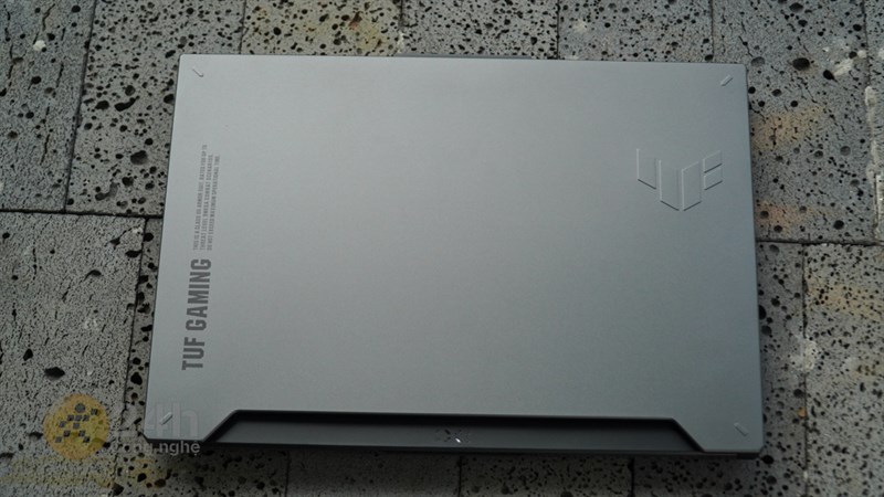 Mặt trước ASUS TUF F15 FX507VV4 được hoàn thiện từ kim loại tạo được cảm giác cao cấp Mặt trước ASUS TUF F15 FX507VV4 được hoàn thiện từ kim loại tạo được cảm giác cao cấp