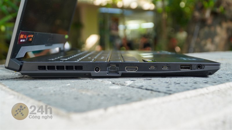 Cạnh trái của ASUS TUF F15 FX507VV4 Cạnh trái của ASUS TUF F15 FX507VV4