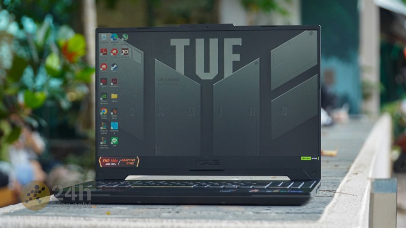 Tuy ASUS TUF F15 FX507VV4 có mặt trước làm từ kim loại nhưng phần thân được làm hoàn toàn từ nhựa Tuy ASUS TUF F15 FX507VV4 có mặt trước làm từ kim loại nhưng phần thân được làm hoàn toàn từ nhựa