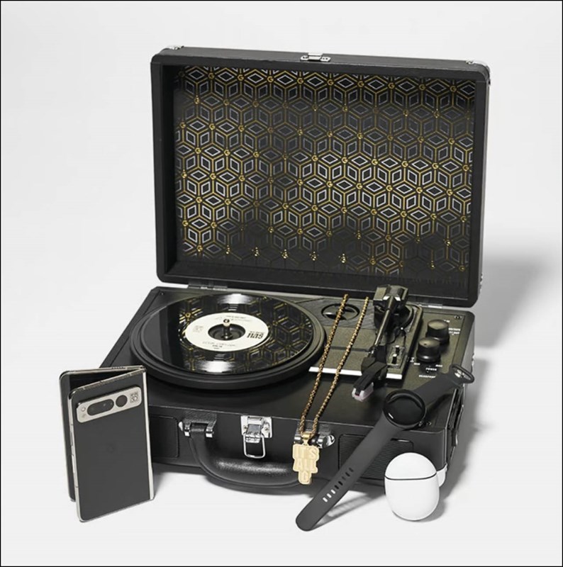 Toàn bộ phụ kiện trong chiếc vali do Victrola chế tác Toàn bộ phụ kiện trong chiếc vali do Victrola chế tác